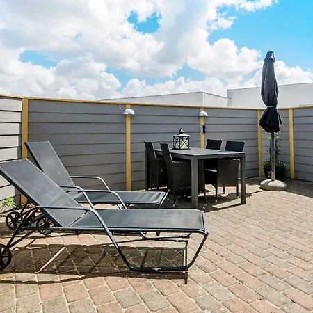 4 Person In Romo-by Traum